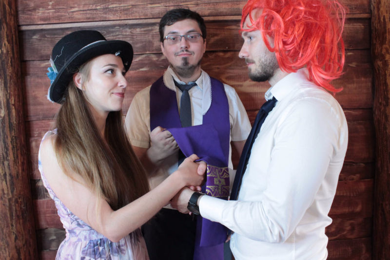 Korowe stroje z fotobudki do dyspozycji gości, także na czas imprezy.