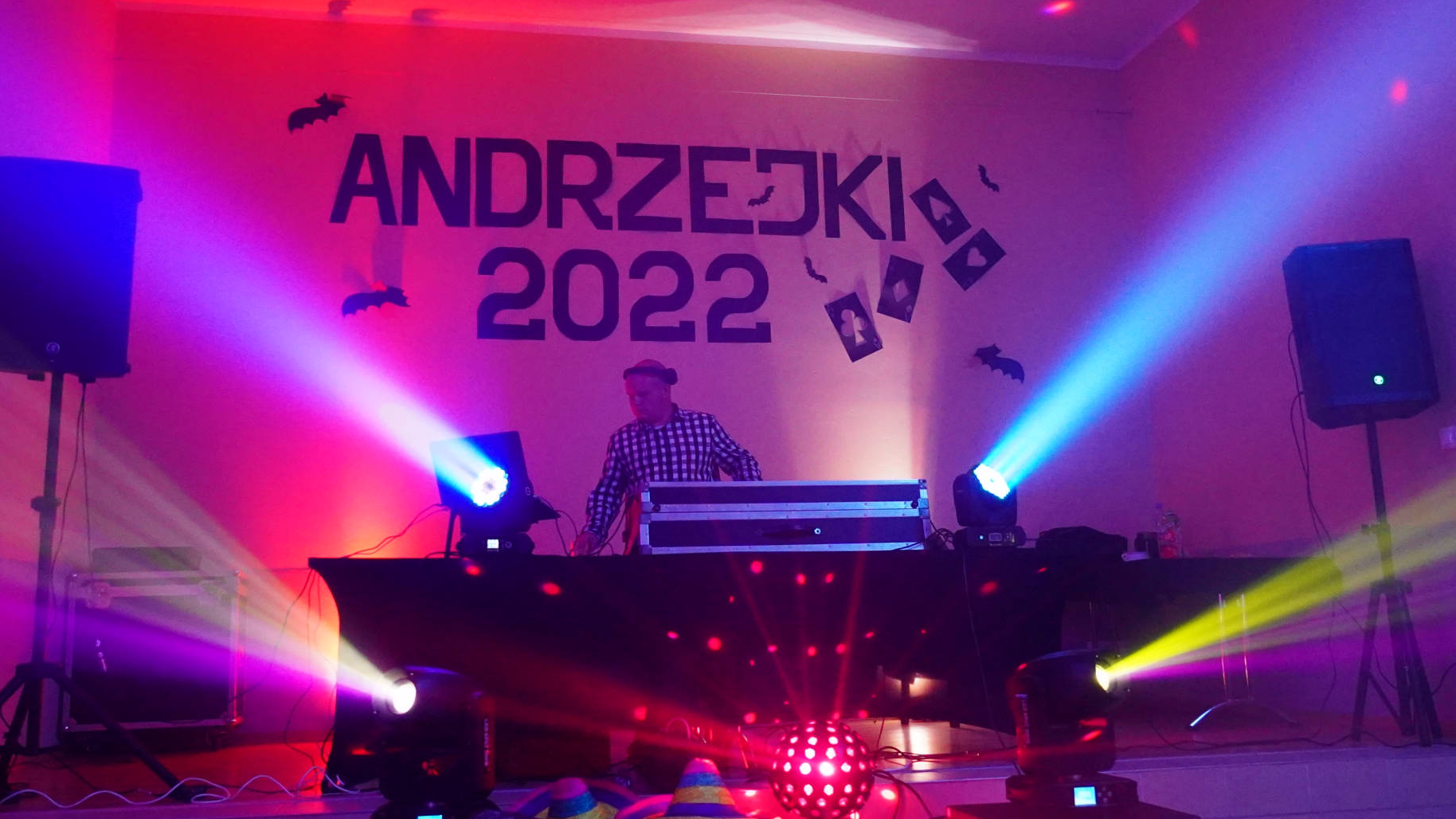 Andrzejki 2022 jak dekoracja ścian pokazuje oraz kolorowe stanowisko dj.