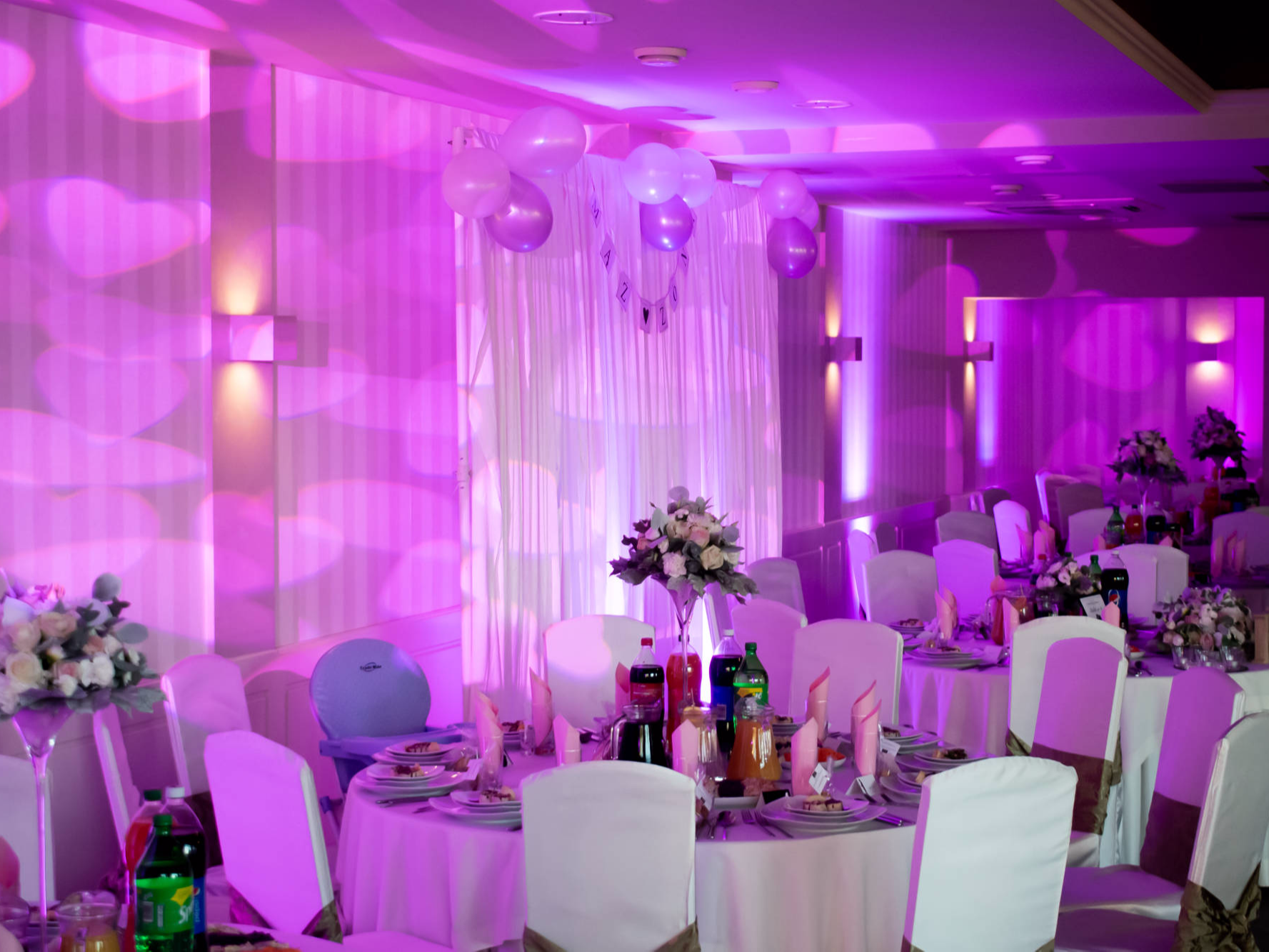 Pięknie wyglądające oświetlenie sali led w jednej z sal weselnych w Legnicy. Motyw różu wpadającego w fiolet i doświetlona sala weselna.