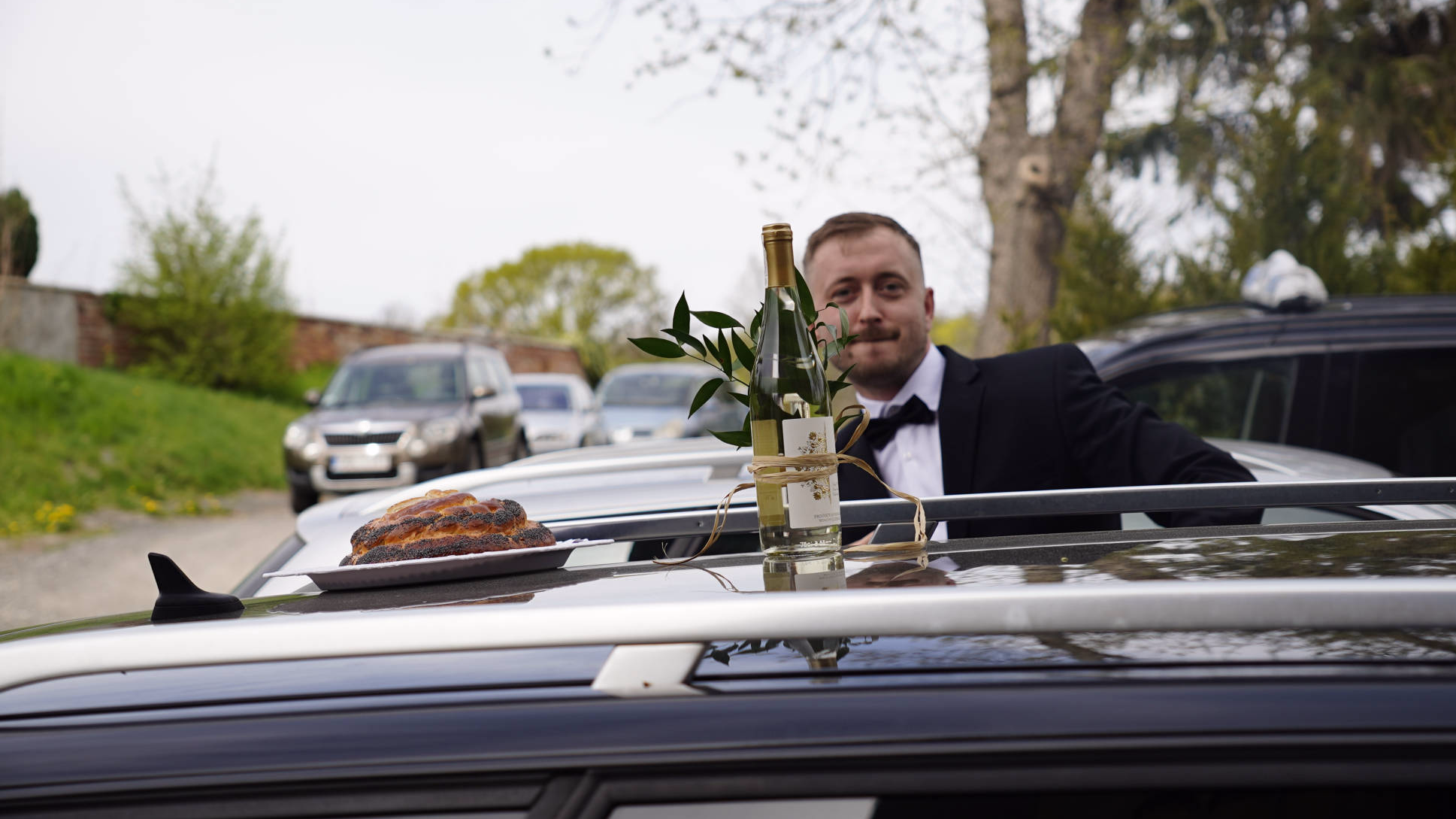 Fotografie pokazują najważniejsze momenty ślubu i wesela. Świadecz przygotowujący chleb i flaszkę tuż przed wejściem do kościoła.